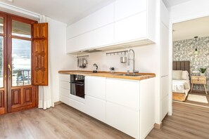 1 habitación, tabla de planchar con plancha, wifi y ropa de cama