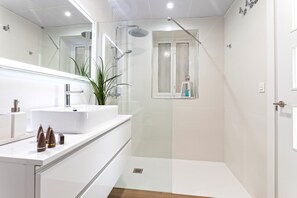 Douche, sèche-cheveux, serviettes fournies
