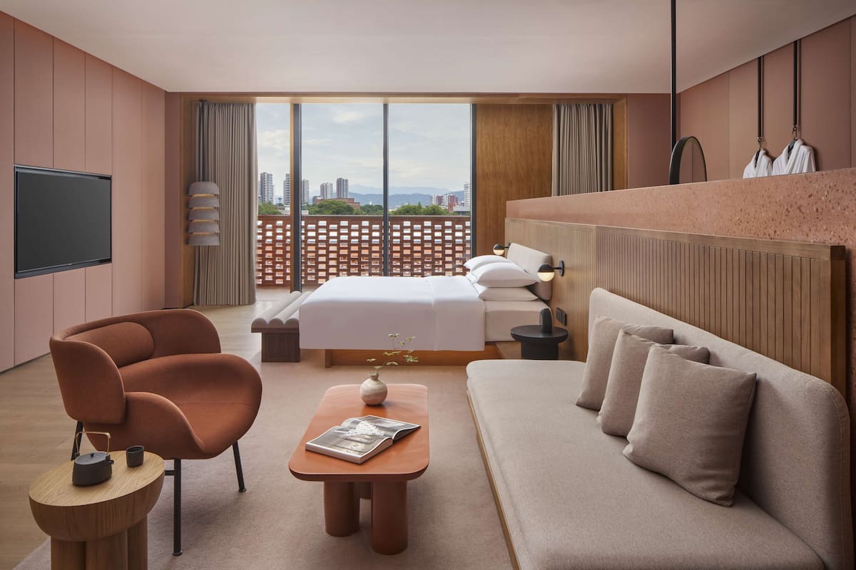 Premier Room, 1 Katil Raja (King) | Peralatan tempat tidur premium, gebar bulu kapas, busa memori, bar mini