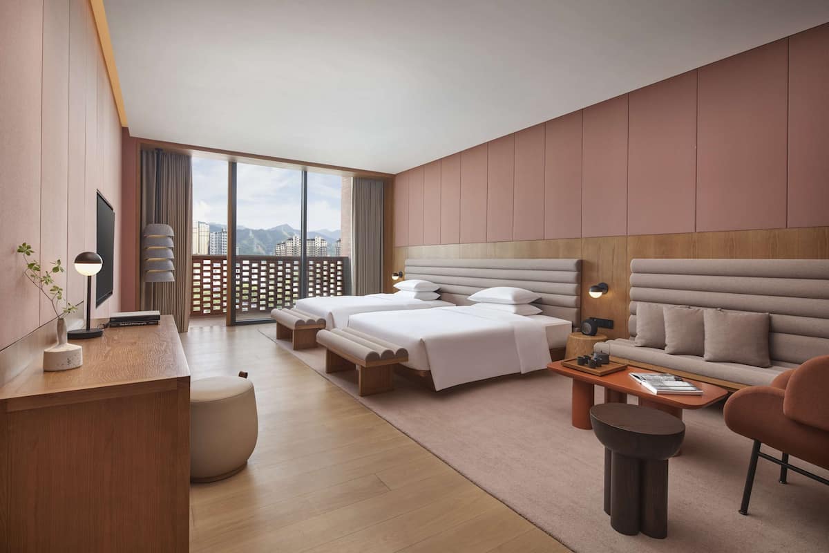 Room, 2 Katil Ratu (Queen) | Peralatan tempat tidur premium, gebar bulu kapas, busa memori, bar mini