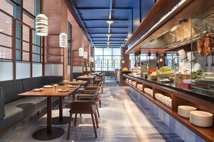 2 间餐厅，供应早餐、午餐和晚餐