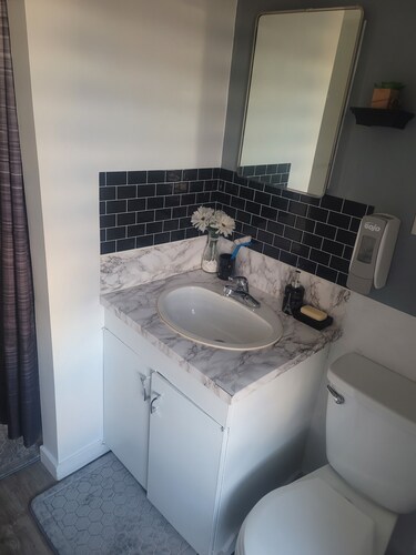 Charming&comfy apt, close to hwy, wifi, netflix