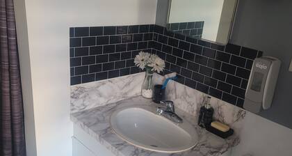 Charming&comfy apt, close to hwy, wifi, netflix