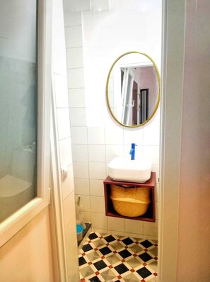 Bathroom - Renovated apartment 10 min from Atocha with AA and Wifi (Madrid)