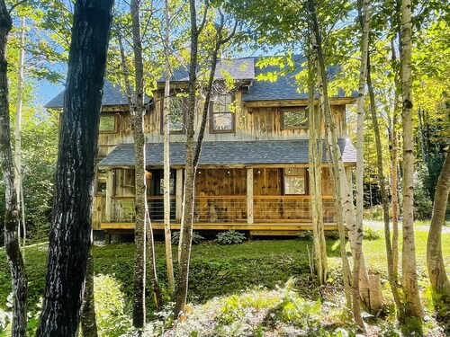 The Spruce Guesthouse: A Beautifully Renovated Contemporary Barn. 