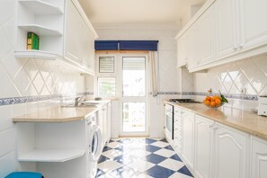 Chaise haute, tables à manger