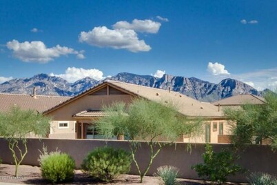 3 bedroom 2 bathroom sleeps 6, close to golf, hiking, and shopping. 