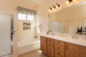 Tina, secadora de cabello, toallas, jabón 