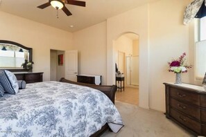 3 habitaciones, escritorio, tabla de planchar con plancha y wifi gratis 