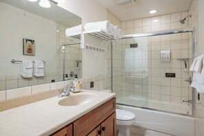 Ducha y bañera combinadas, secador de pelo, toallas y jabón