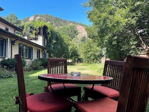 Outdoor dining - 3 bedroom suite in Chautauqua Park neighborhood (Boulder)