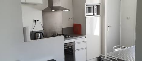 Jääkaappi, mikroaaltouuni, uuni, astianpesukone