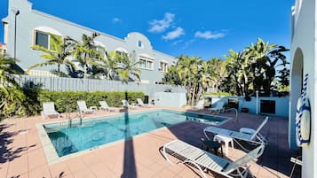 Una piscina al aire libre, una piscina climatizada