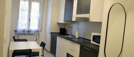 Kühlschrank, Mikrowelle, Wasserkocher mit Kaffee-/Teezubehör