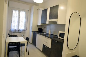 Réfrigérateur, micro-ondes, cafetière/bouilloire, bouilloire électrique