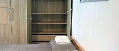 1 chambre, bureau, fer et planche à repasser, Wi-Fi