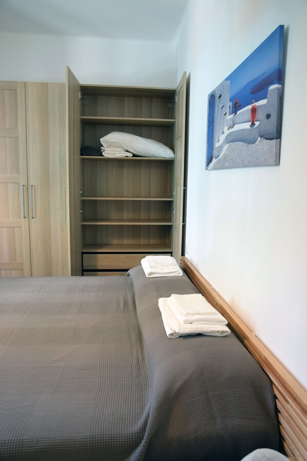 1 chambre, bureau, fer et planche à repasser, Wi-Fi