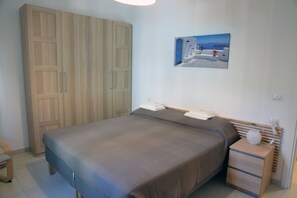 1 bedroom, desk, iron/ironing board, WiFi