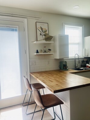 Fridge, microwave, oven, stovetop - Rocket City Retreat Studio Titusville Private Parking Spacex Launch Pet friendly (Titusville)