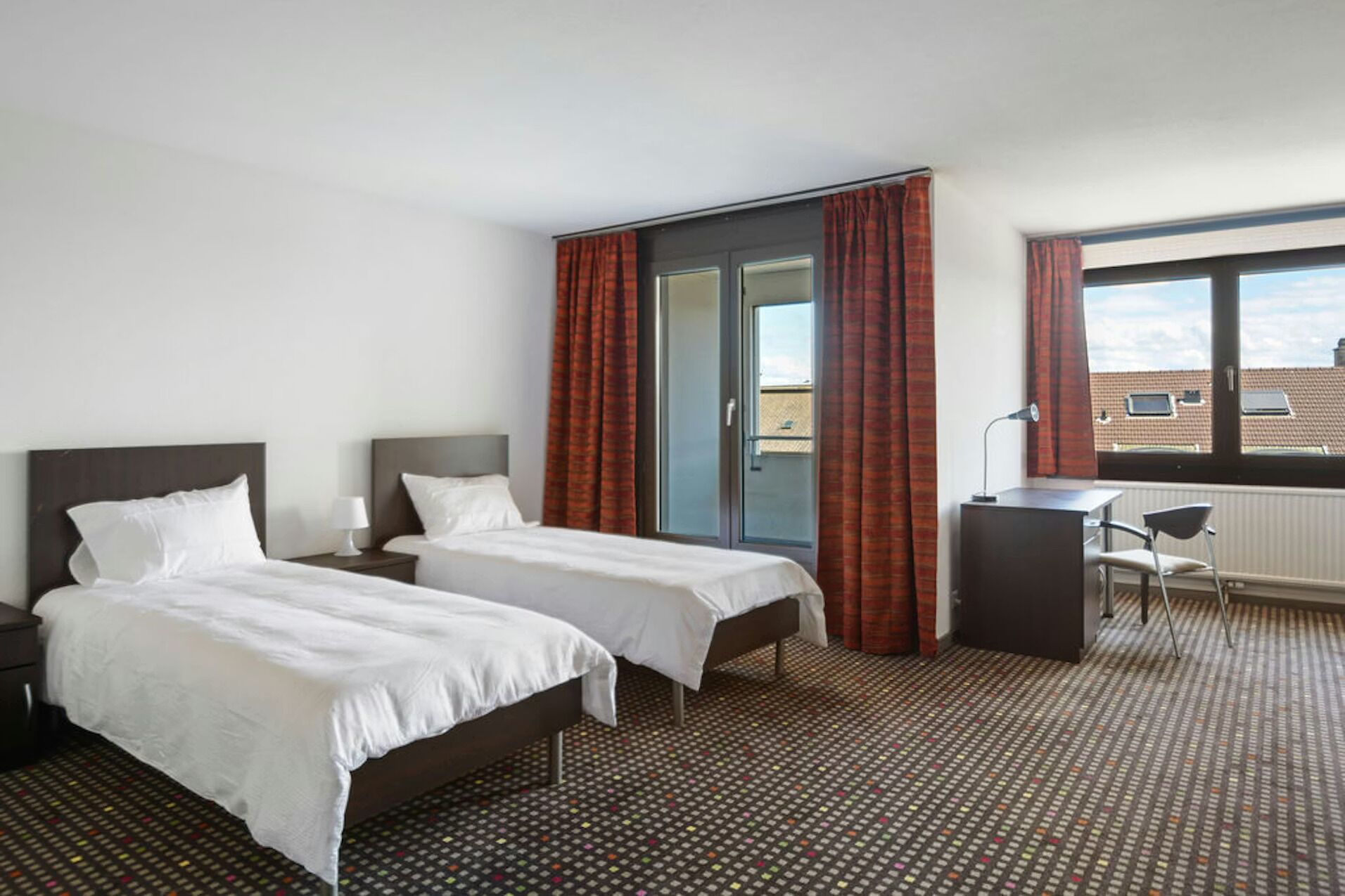 غرفة كلاسيكية مزدوجة أو بسريرين منفصلين | خزنة داخل الغرفة ومكتب ومساحة عمل للكمبيوتر المحمول وواي فاي مجانًا