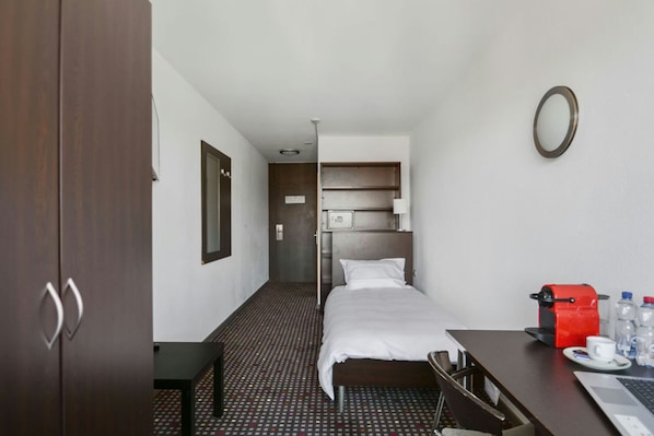 Standard Single Room | Hypo-allergenic bedding, in-room safe, desk, laptop workspace - Neuchatel City Hotel (Neuchatel)