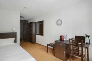 Standard Single Room | Hypo-allergenic bedding, in-room safe, desk, laptop workspace - Neuchatel City Hotel (Neuchatel)