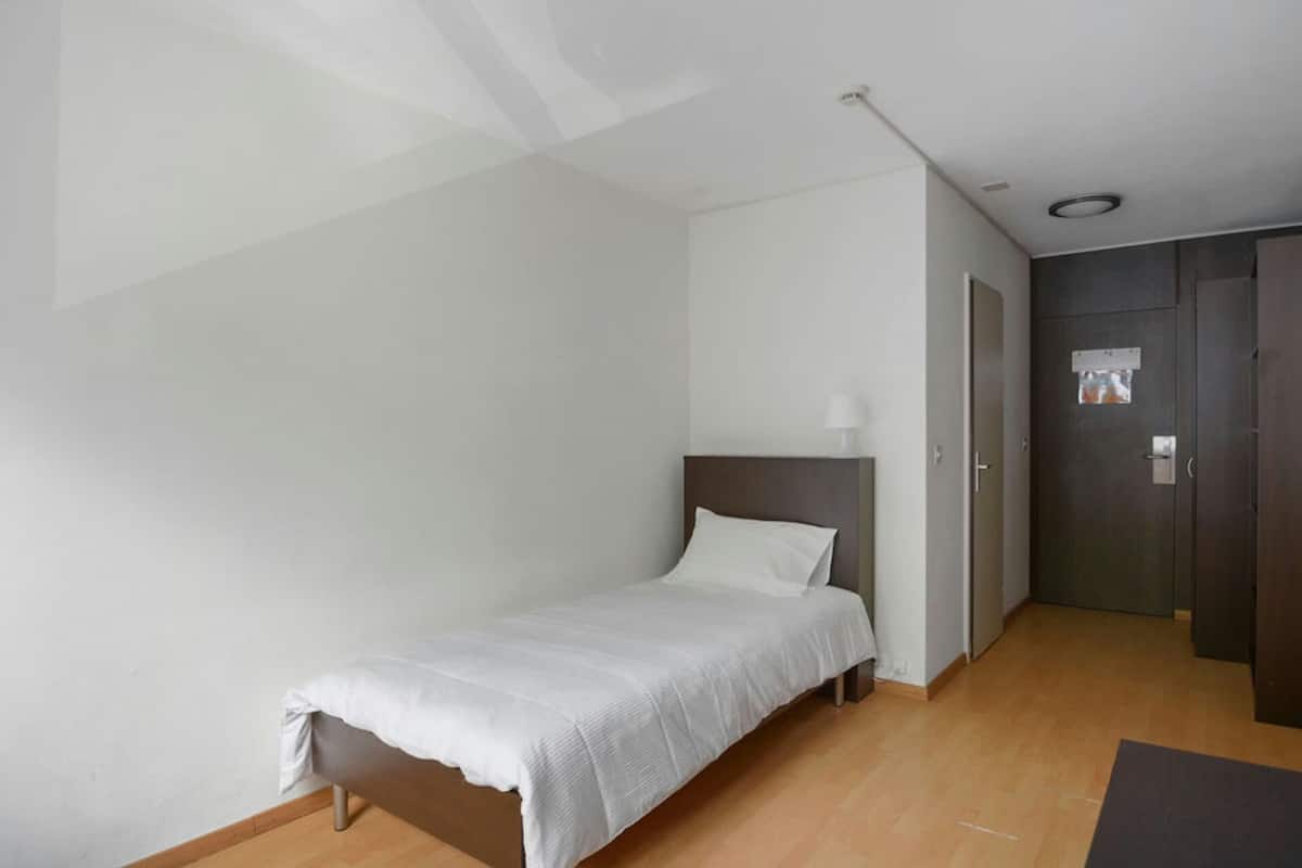 Zimmersafe, Schreibtisch, laptopgeeigneter Arbeitsplatz