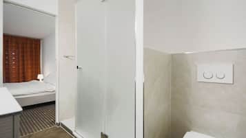 Ducha, secador de pelo, toallas, jabón
