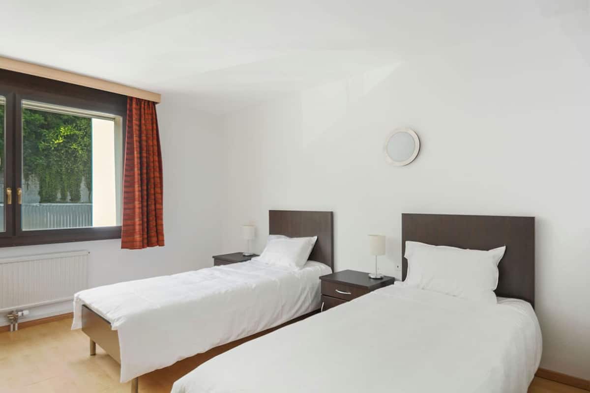 Zimmersafe, Schreibtisch, laptopgeeigneter Arbeitsplatz