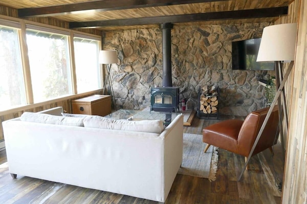 Smart TV, chimenea, libros y oficina