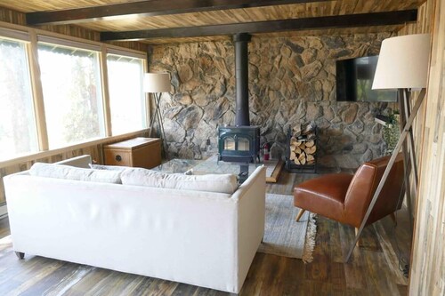 NEW Entire Cabin, 🏔 & 🌊 Views + Hot Tub Downtown