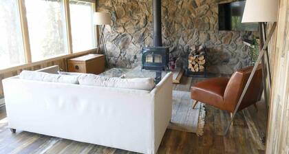 NEW Entire Cabin, 🏔 & 🌊 Views + Hot Tub Downtown