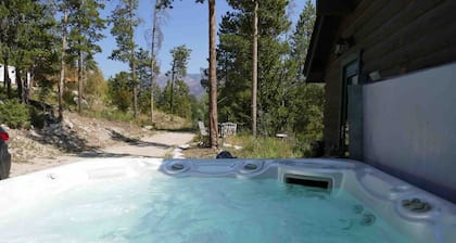 NEW Entire Cabin, 🏔 & 🌊 Views + Hot Tub Downtown