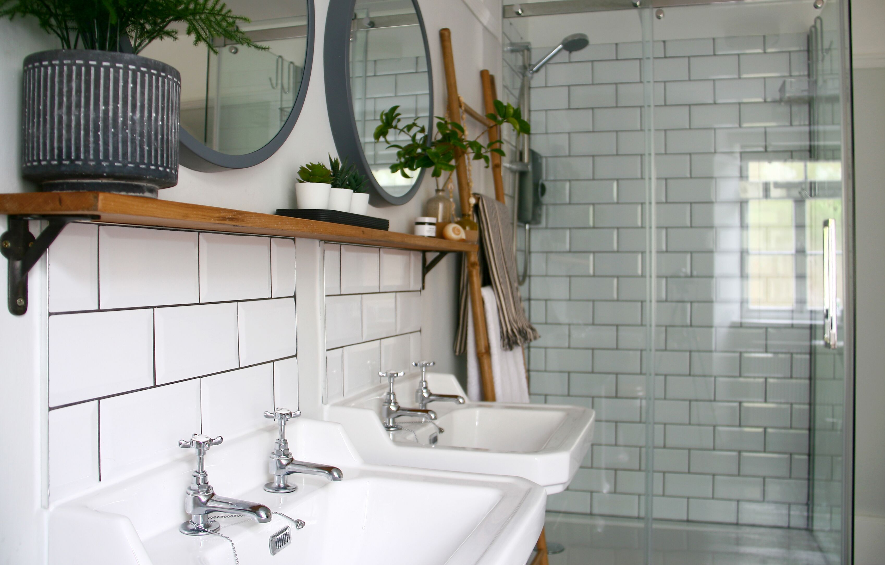 Rumah | Kamar mandi | Bathtub dan shower terpisah, bathtub besar, pengering rambut, dan handuk