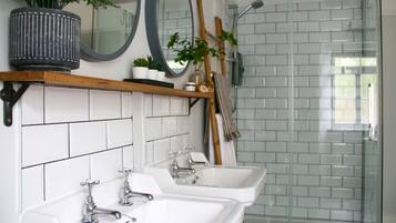 Rumah | Kamar mandi | Bathtub dan shower terpisah, bathtub besar, pengering rambut, dan handuk
