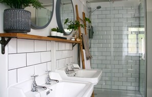 Maison | Salle de bain | Baignoire et douche séparées, baignoire profonde, séchoir à cheveux