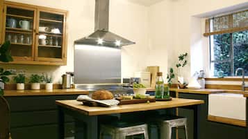 House | Dapur peribadi | Peti sejuk, ketuhar gelombang mikro, ketuhar, dapur