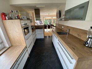 Fridge, microwave, oven, stovetop - Cozy house with garden and terrace (Espelkamp)