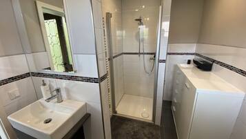 Dusche, Haartrockner, Handtücher, Seife