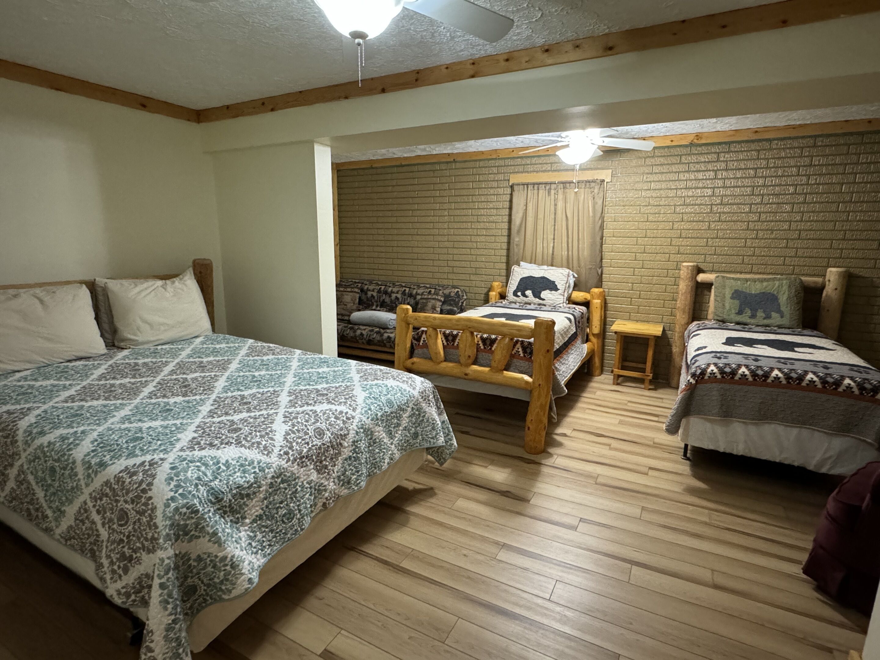 6 bedrooms, iron/ironing board, WiFi (free), bed sheets