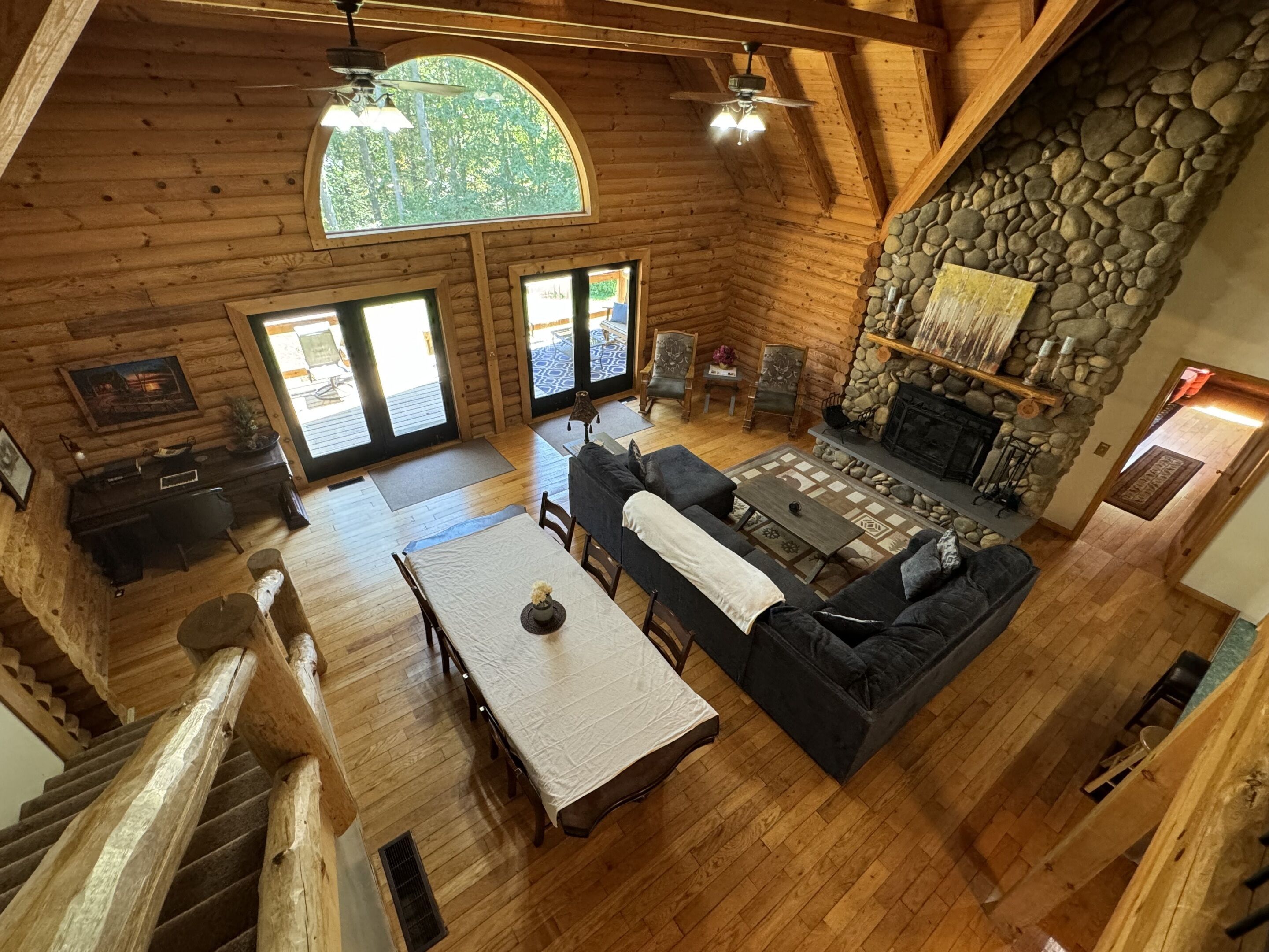 Älytelevisio, takka, DVD-soitin, pöytäjalkapallopöytä