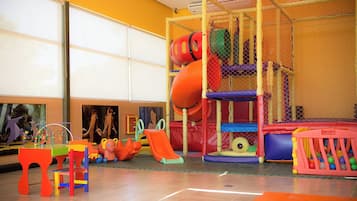 Área de juegos infantiles bajo techo