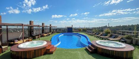 Utendørsbasseng og solsenger