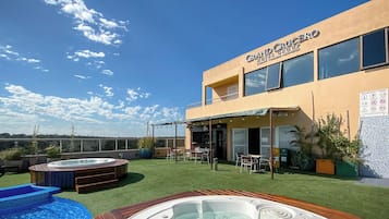 Ulkouima-allas, aurinkotuoleja