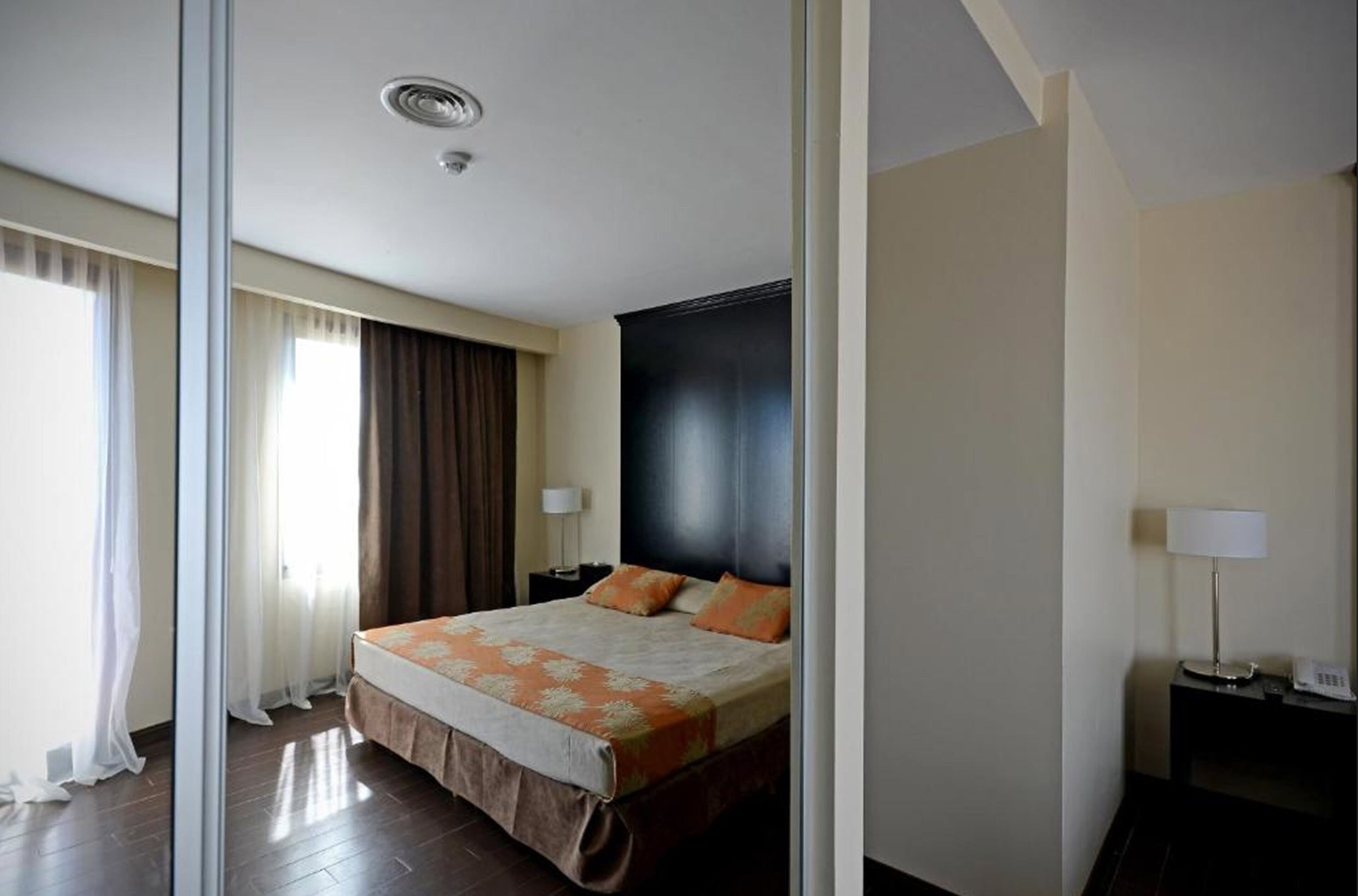 خزنة داخل الغرفة وبديكورات فريدة لكل غرفة وطراز فريد لكل وحدة ومكتب