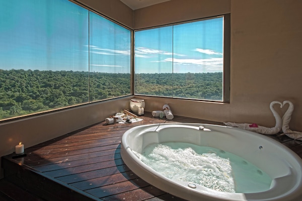 Un sauna, una bañera de hidromasaje, baño turco, tratamientos corporales