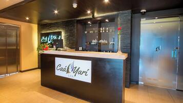 Un sauna, una bañera de hidromasaje, baño turco, tratamientos corporales