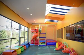 Área de juegos infantiles bajo techo