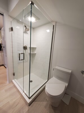 Douche, sèche-cheveux, serviettes fournies, savon