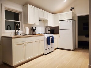 Frigorifero, microonde, forno, piano cottura